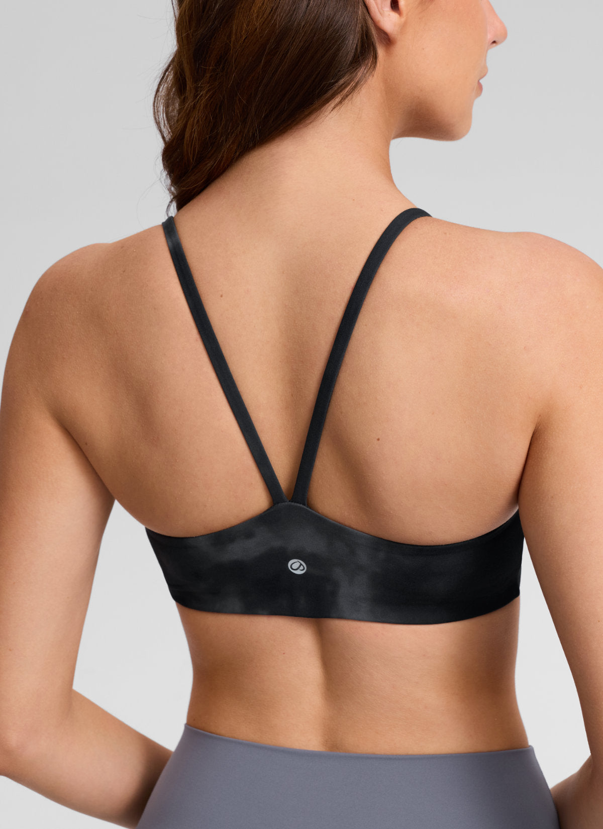 CRZ YOGA Bra Olahraga Wanita Butterlift® dengan Potongan Punggung V dan Lapisan Ganda, Warna Abu-abu dengan Motif Tie-Dye Bunga