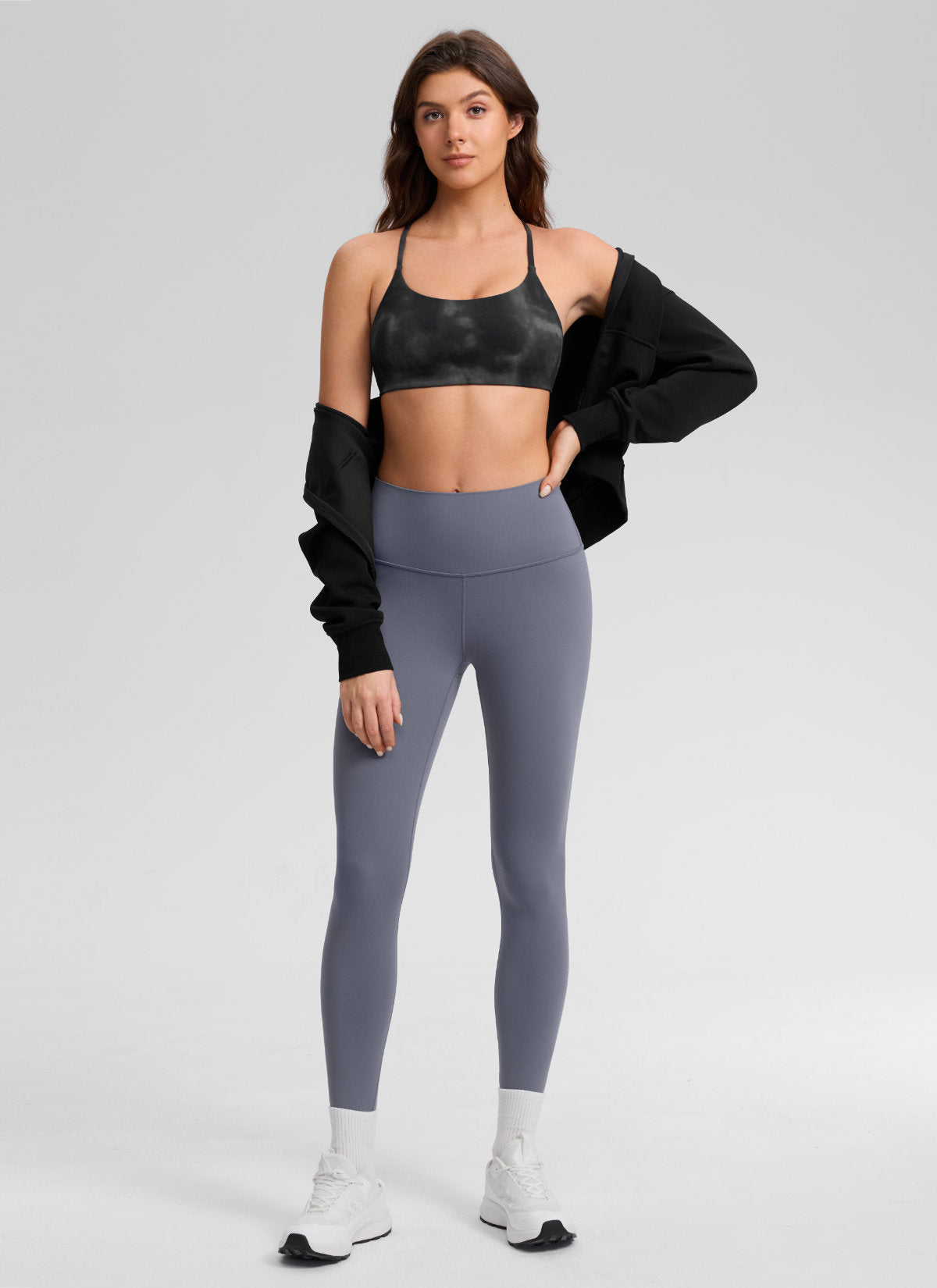 CRZ YOGA Bra Olahraga Wanita Butterlift® dengan Potongan Punggung V dan Lapisan Ganda, Warna Abu-abu dengan Motif Tie-Dye Bunga