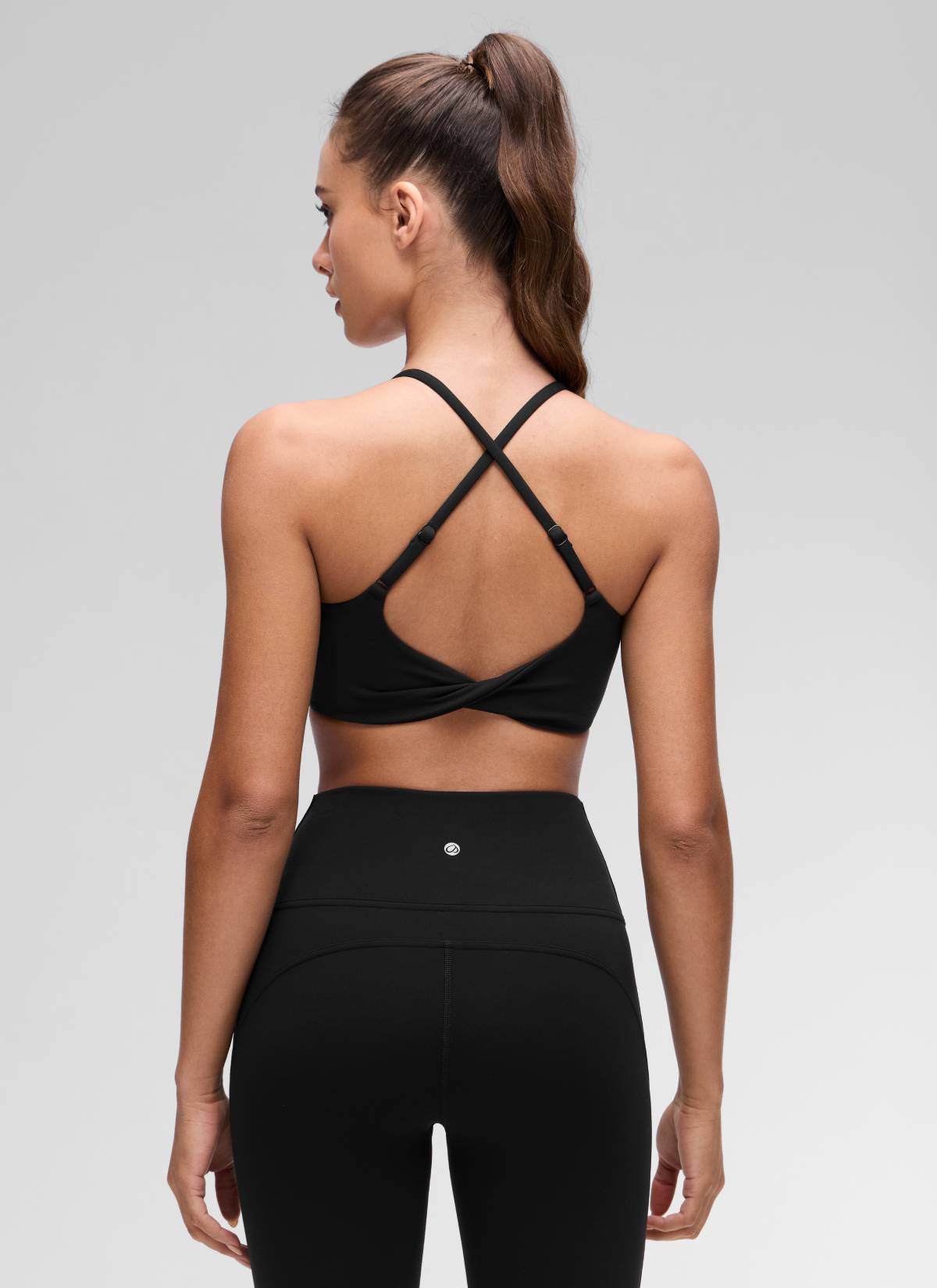 CRZ YOGA Bra Olahraga Wanita dengan Leher Bulat, Desain Twist, dan Punggung Silang untuk Yoga " Butterluxe " Warna Hitam