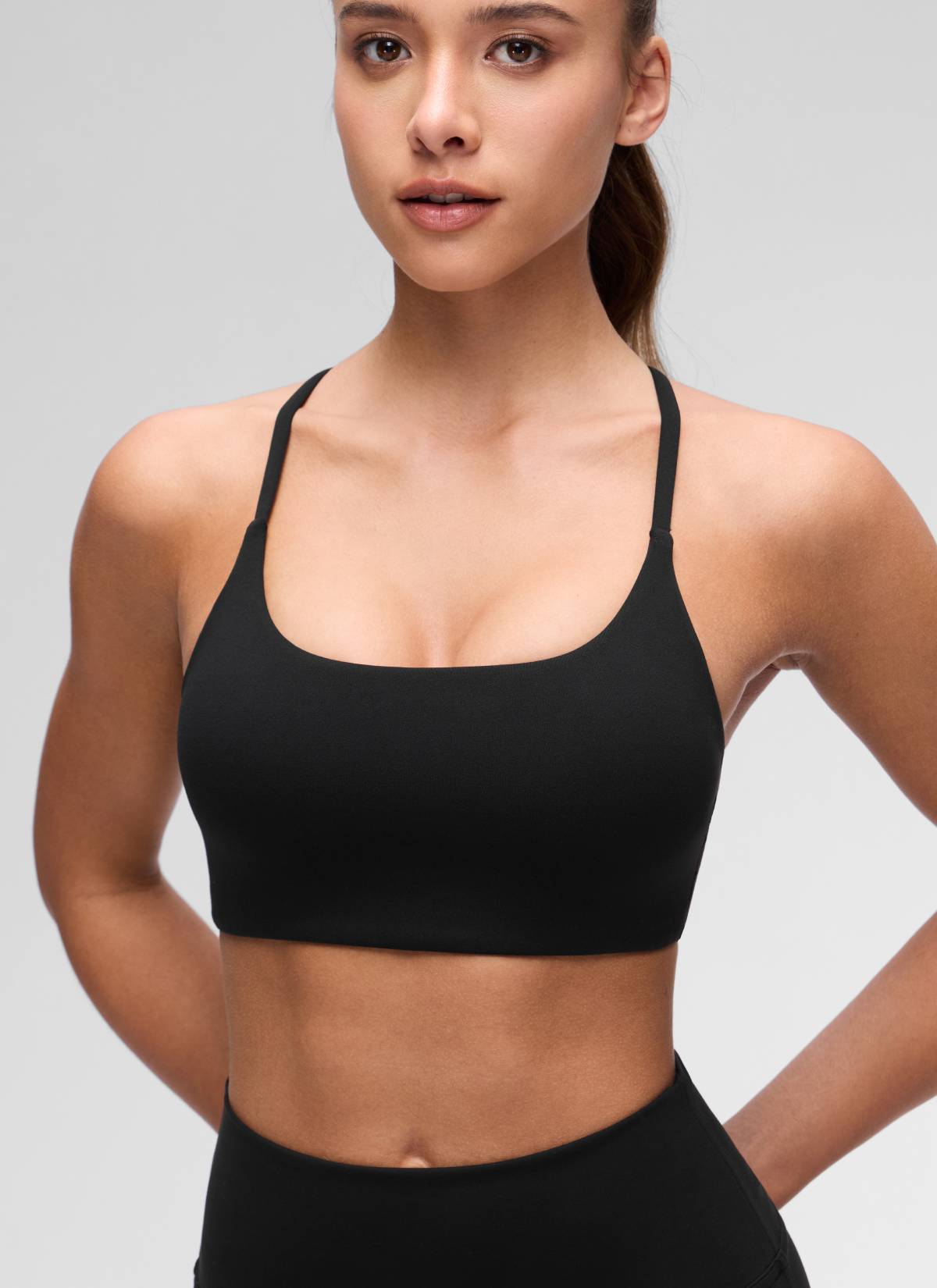 CRZ YOGA Bra Olahraga Wanita dengan Leher Bulat, Desain Twist, dan Punggung Silang untuk Yoga " Butterluxe " Warna Hitam