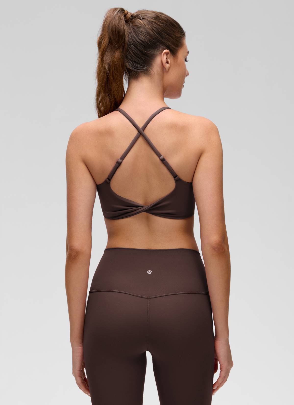 CRZ YOGA Bra Olahraga Wanita dengan Leher Bulat, Desain Twist, dan Punggung Silang untuk Yoga " Butterluxe " Warna Hot Fudge Brown