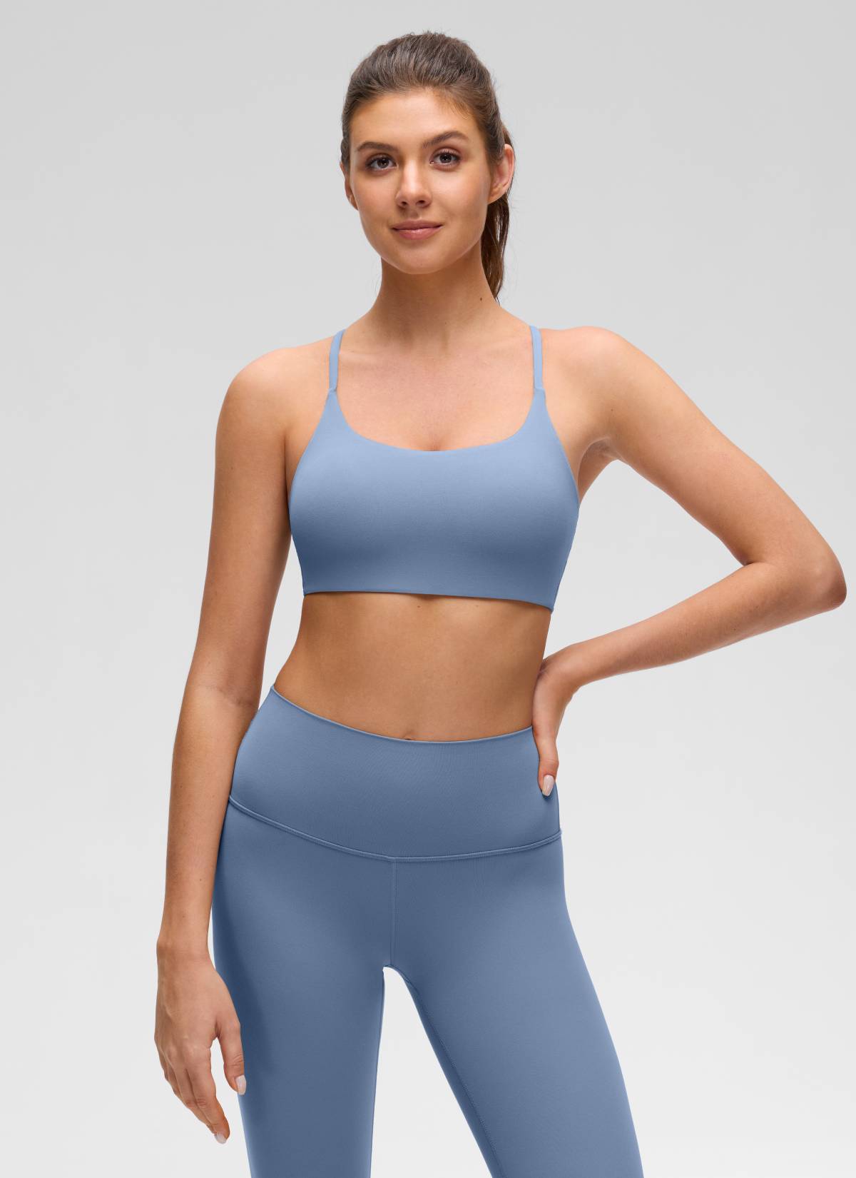 CRZ YOGA Bra Olahraga Wanita dengan Leher Bulat, Desain Twist, dan Punggung Silang " Butterluxe " dari Denim Cuci