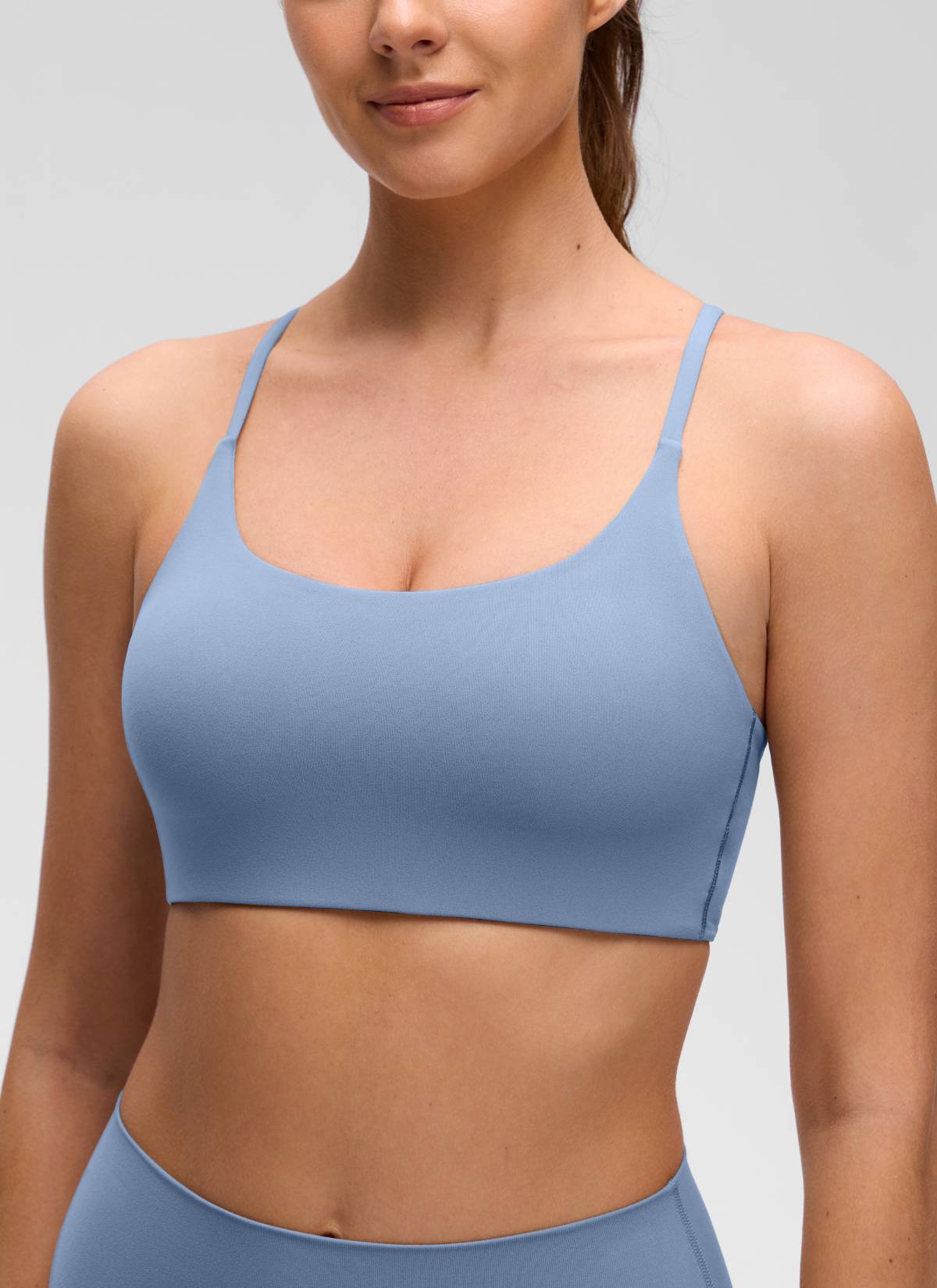 CRZ YOGA Bra Olahraga Wanita dengan Leher Bulat, Desain Twist, dan Punggung Silang " Butterluxe " dari Denim Cuci