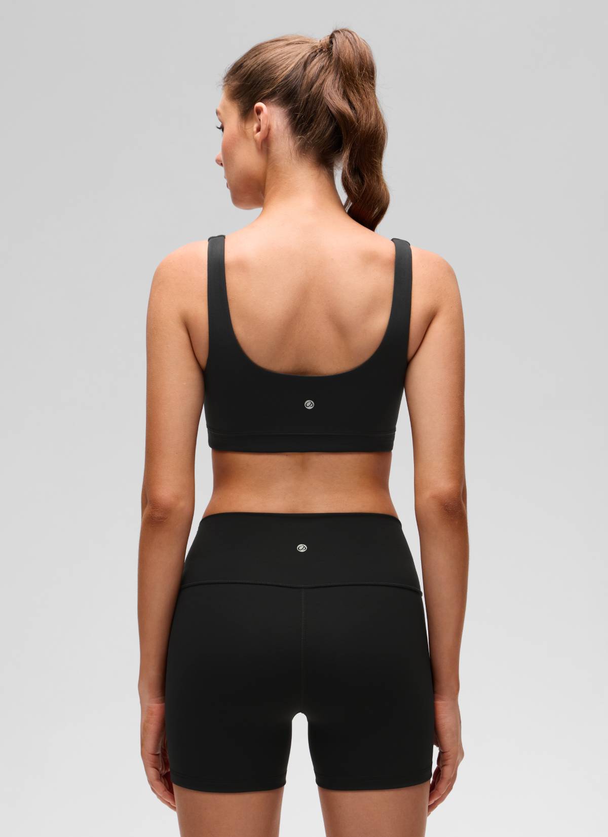CRZ YOGA Bra Olahraga Wanita dengan Punggung Terbuka ( Butterluxe ) Dukungan Ringan, Warna Hitam