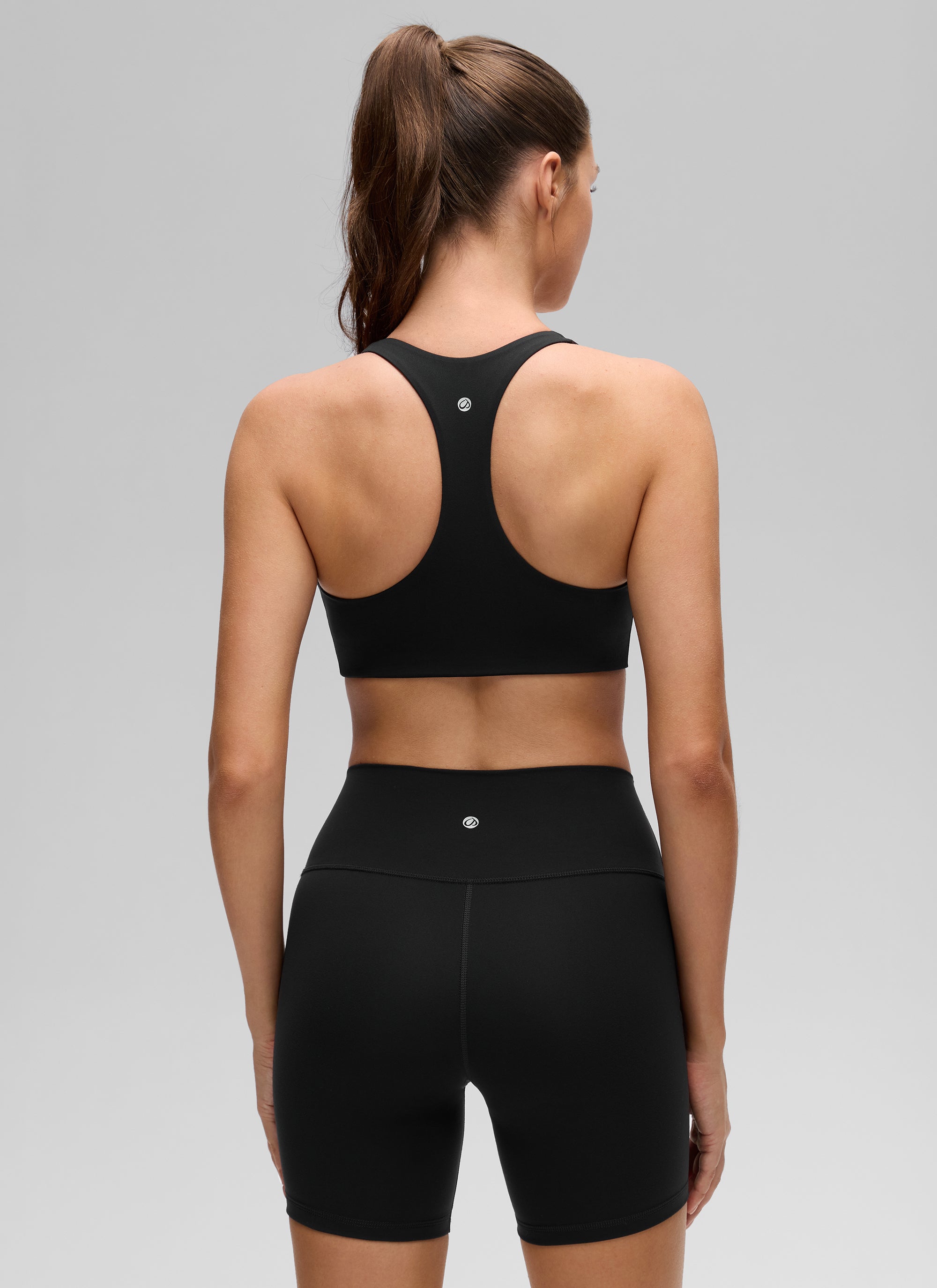 CRZ YOGA Pakaian Yoga Wanita " Butterluxe " dengan Leher V dan Punggung RacerBack, Dilengkapi Bra Olahraga Terintegrasi, Warna Hitam