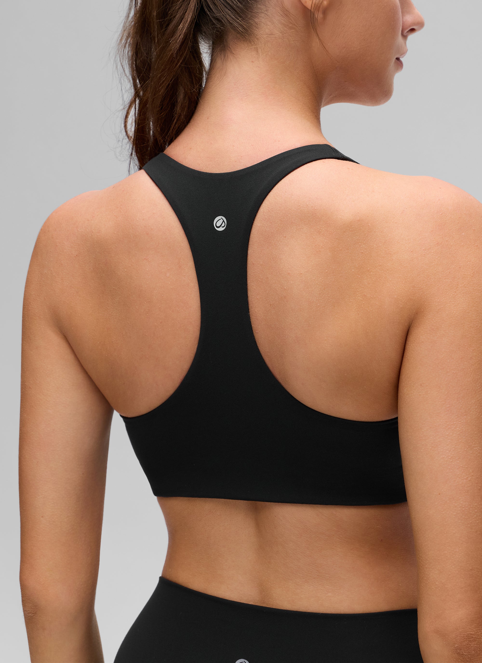 CRZ YOGA Pakaian Yoga Wanita " Butterluxe " dengan Leher V dan Punggung RacerBack, Dilengkapi Bra Olahraga Terintegrasi, Warna Hitam