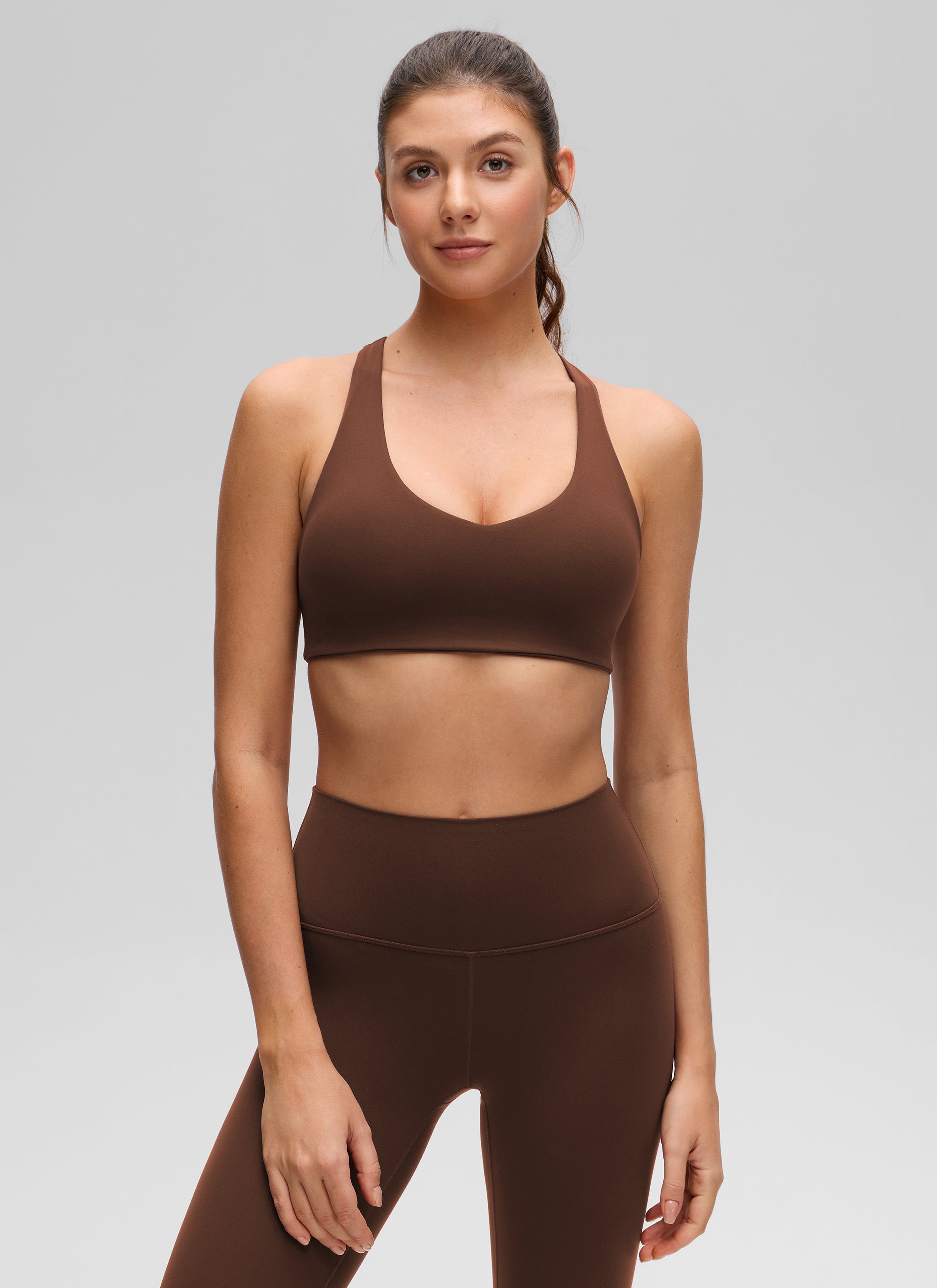 CRZ YOGA Pakaian Yoga Wanita " Butterluxe " dengan Leher V dan Punggung RacerBack, Dilengkapi Bra Olahraga, Warna Lava Brown