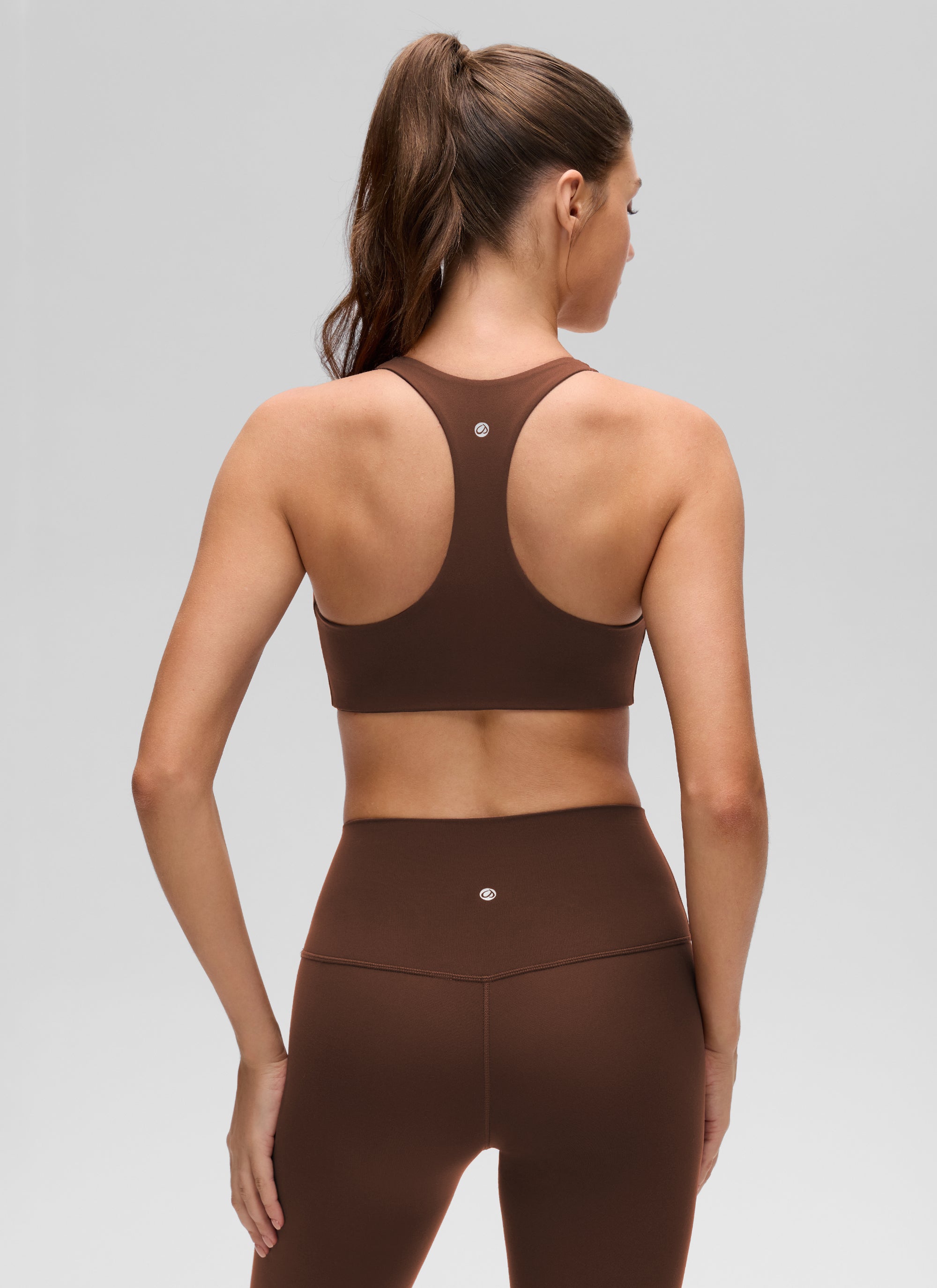 CRZ YOGA Pakaian Yoga Wanita " Butterluxe " dengan Leher V dan Punggung RacerBack, Dilengkapi Bra Olahraga, Warna Lava Brown