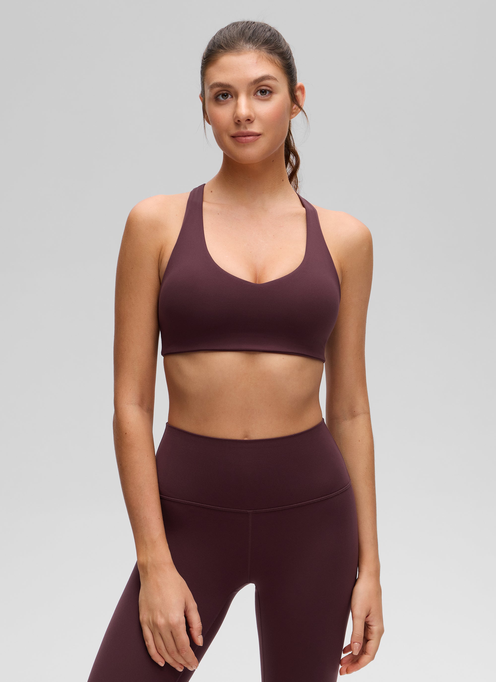 CRZ YOGA Pakaian Yoga Wanita " Butterluxe " dengan Leher V dan Punggung RacerBack serta Bra Olahraga Terintegrasi, Warna Ripe Plum