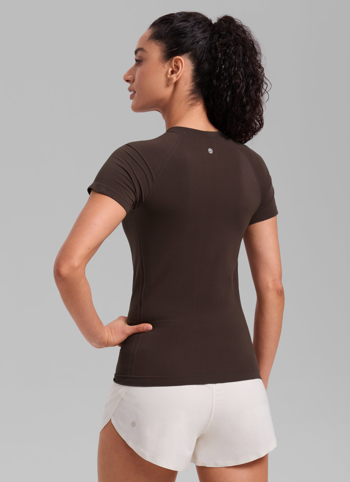 CRZ YOGA Kaos Lari Wanita Model Klasik Seamless Lengan Pendek Warna Cokelat Hot Fudge