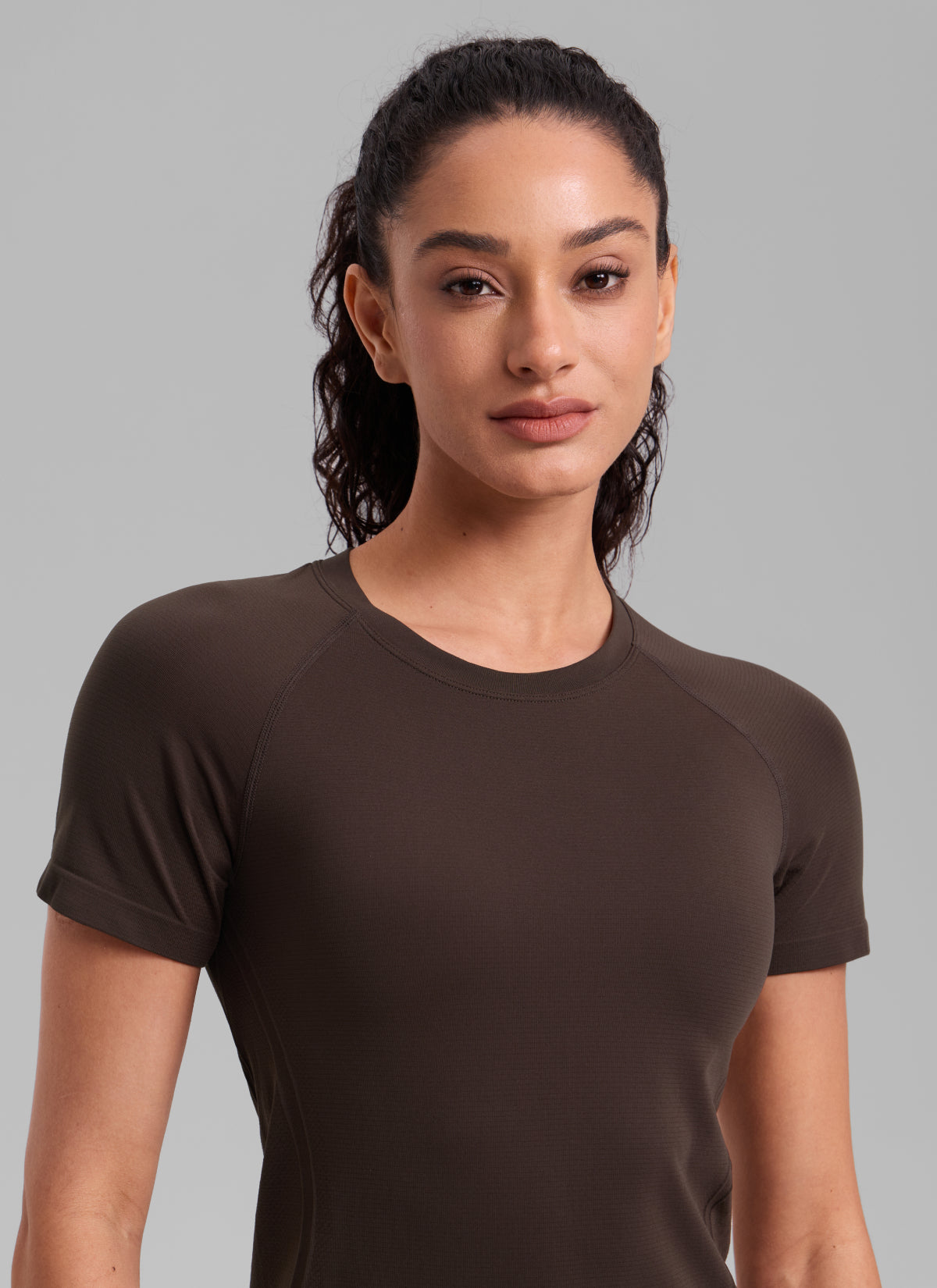 CRZ YOGA Kaos Lari Wanita Model Klasik Seamless Lengan Pendek Warna Cokelat Hot Fudge