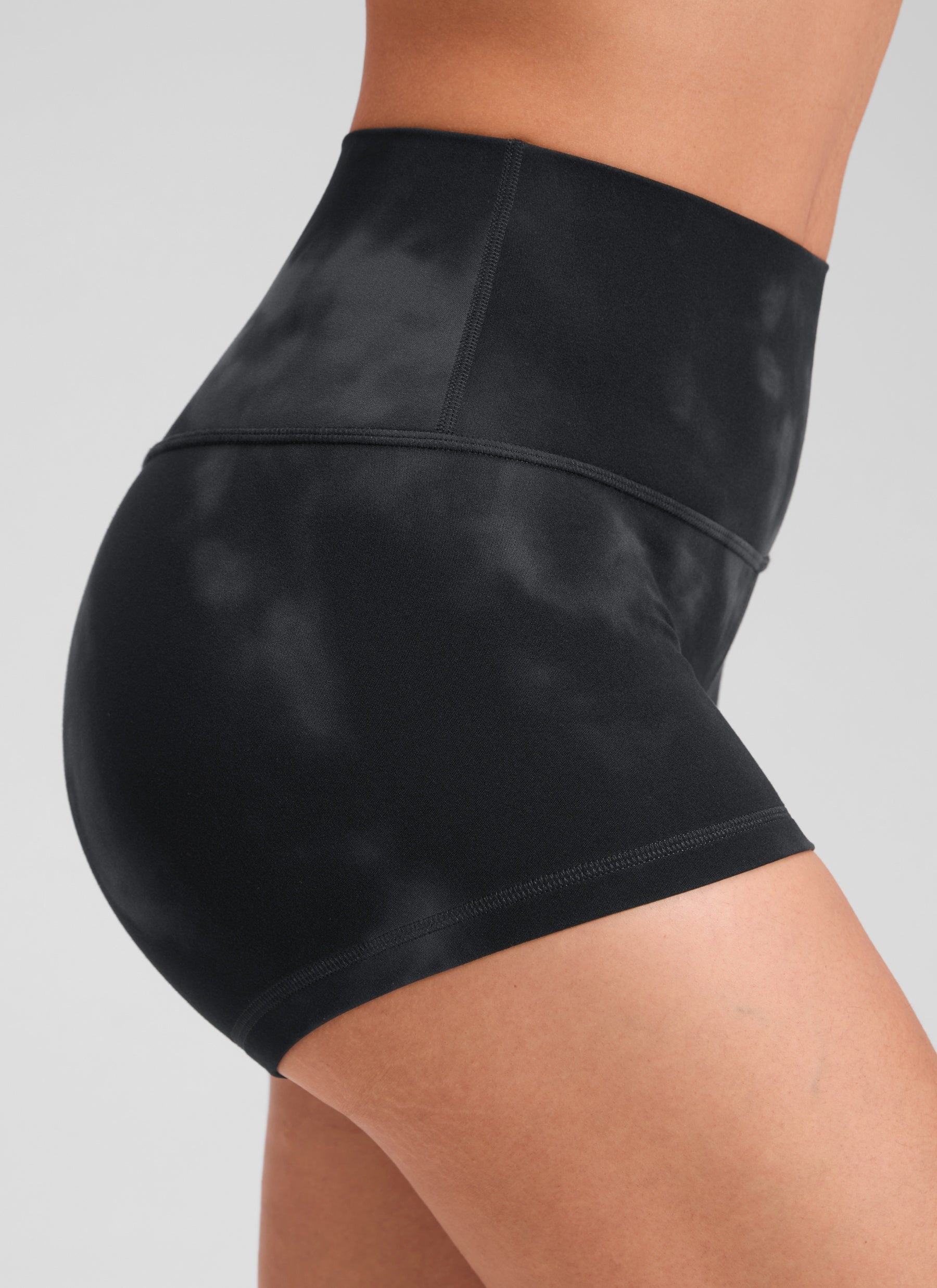 CRZ YOGA Celana Pendek Biker Wanita High Rise Booty Butterluxe 2.5'' Motif Bunga Hitam Tie Dye