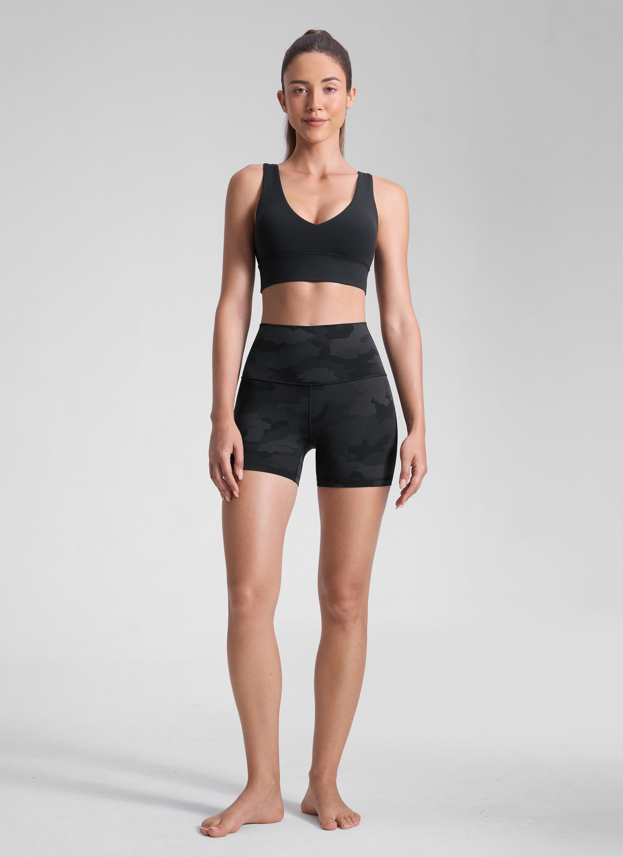 CRZ YOGA Celana Pendek Yoga Wanita Model Biker High Rise dengan Desain " Butterluxe " 4'' Motif Kamuflase Abu-abu Gelap 2