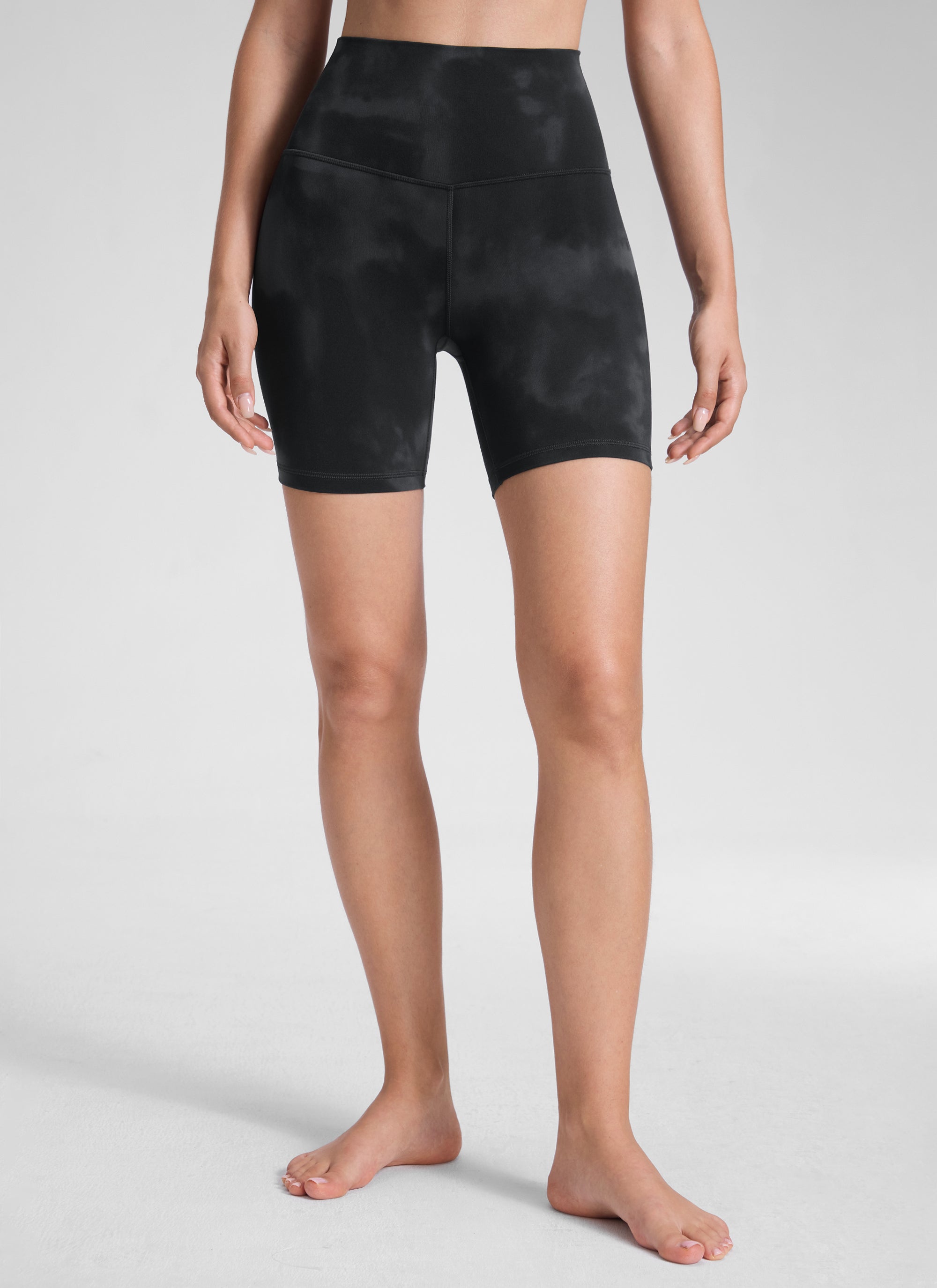 CRZ YOGA Celana Pendek Biker Yoga Wanita dengan Pinggang Tinggi, Celana Pendek " Butterluxe " 6 inci, Warna Hitam dengan Motif Bunga Tie-Dye