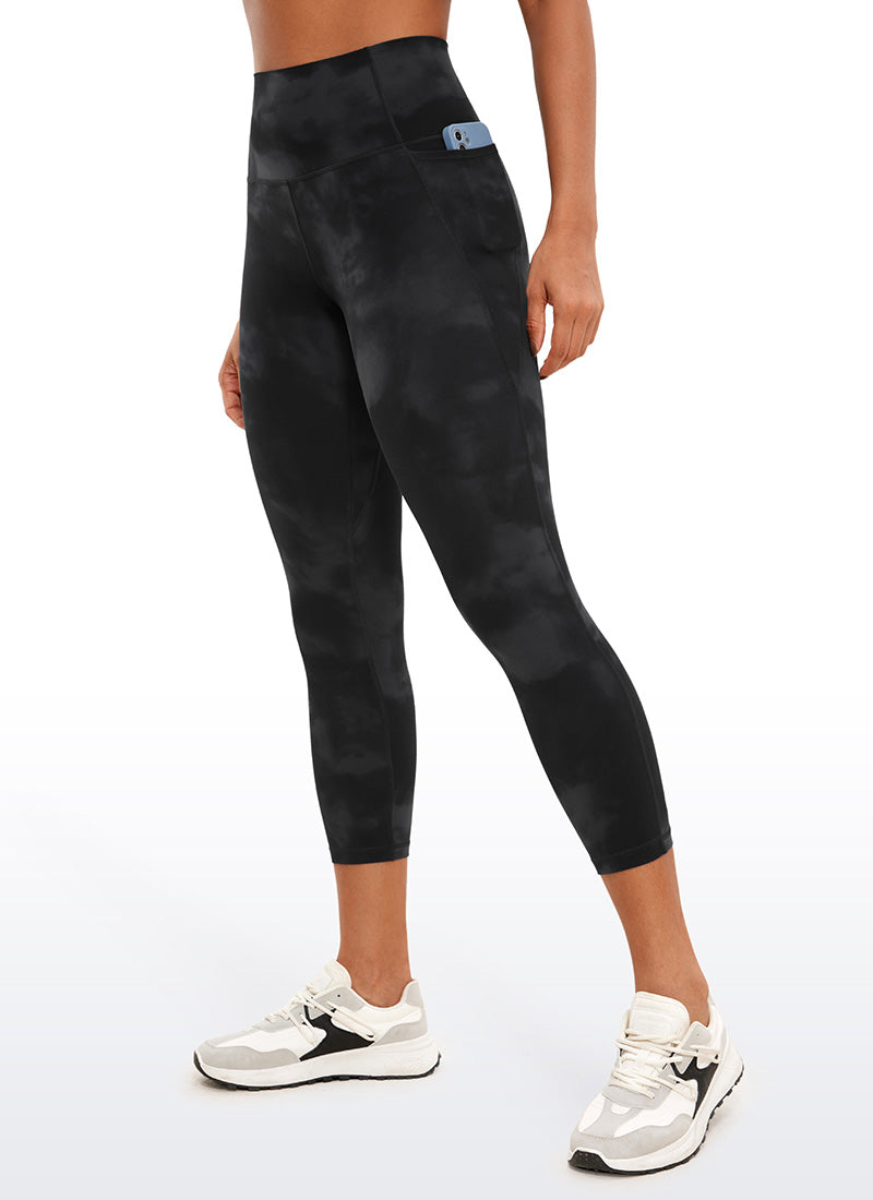 Butterluxe CRZ YOGA Legging Capri Wanita dengan Pinggang Tinggi, Saku, dan Motif Tie-Dye Bunga, Panjang 23'' Warna Hitam