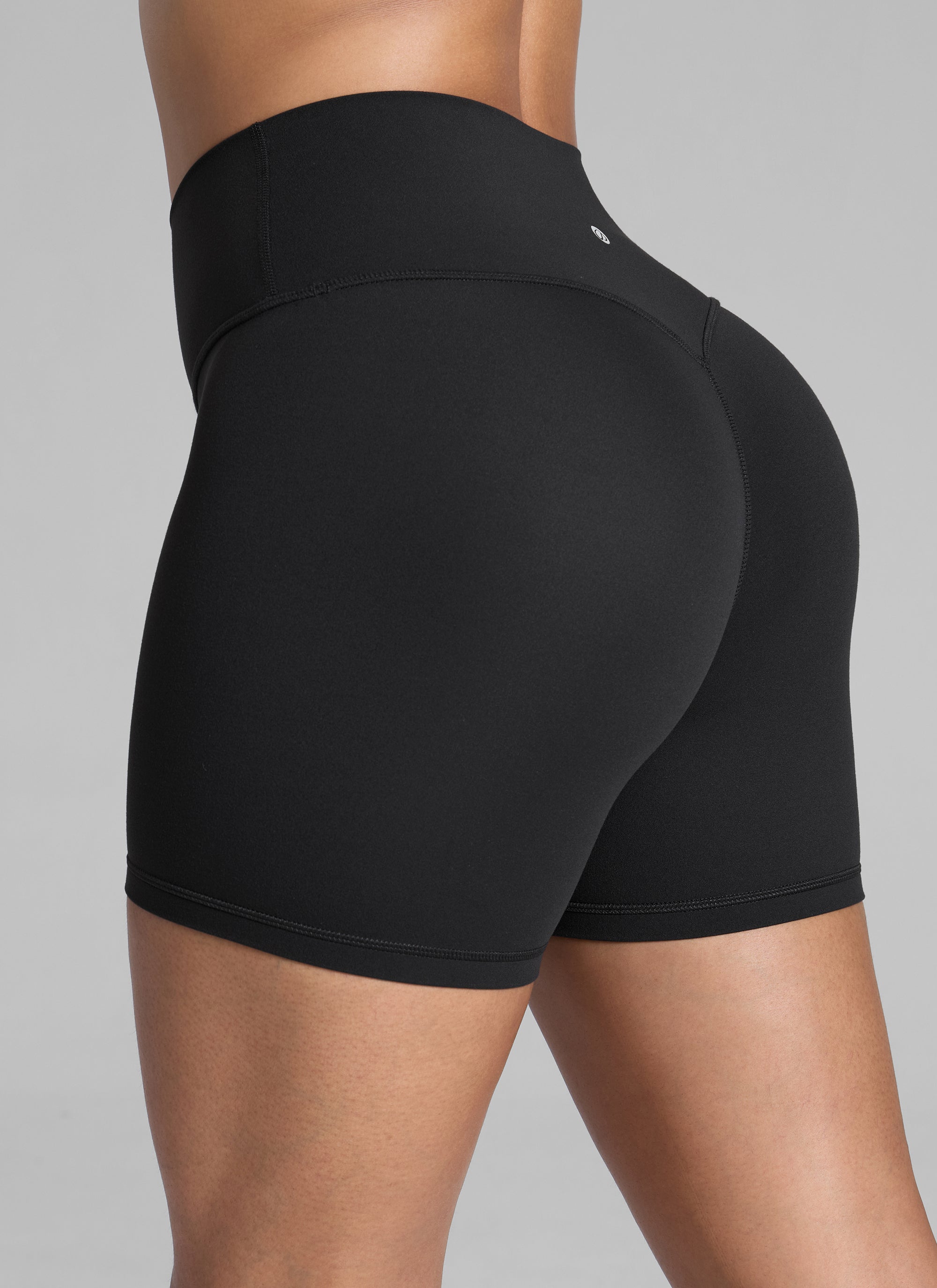 CRZ YOGA Celana Pendek Sepeda Olahraga Wanita " Butterlift " dengan Desain "Scrunch Butt" - Hitam