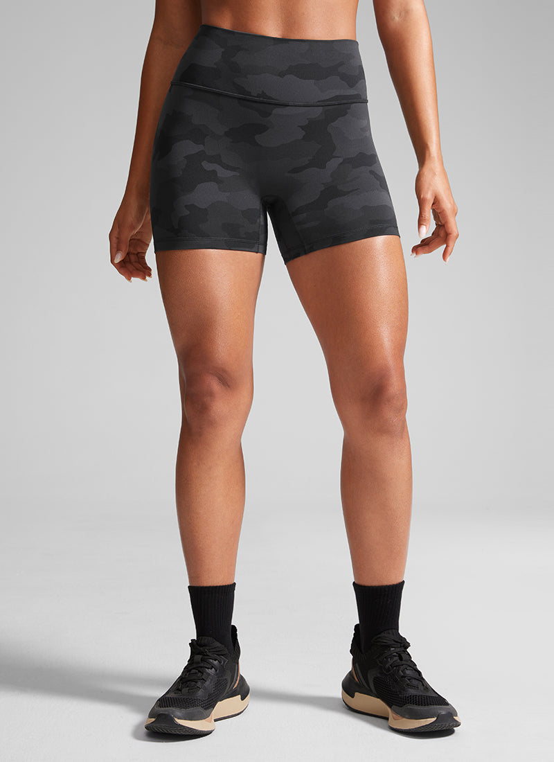 CRZ YOGA Celana Pendek Sepeda Olahraga Wanita " Butterlift " dengan Desain "Scrunch Butt" Motif Kamuflase Abu-abu Gelap 2