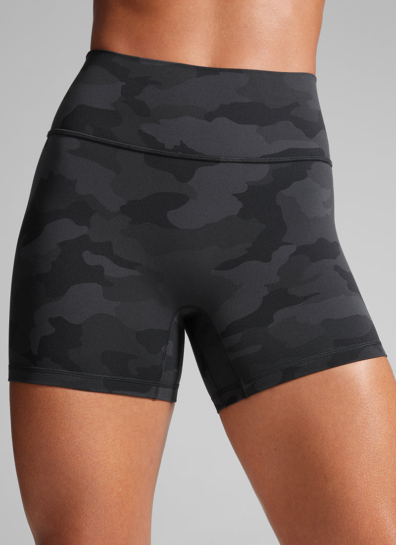 CRZ YOGA Celana Pendek Sepeda Olahraga Wanita " Butterlift " dengan Desain "Scrunch Butt" Motif Kamuflase Abu-abu Gelap 2