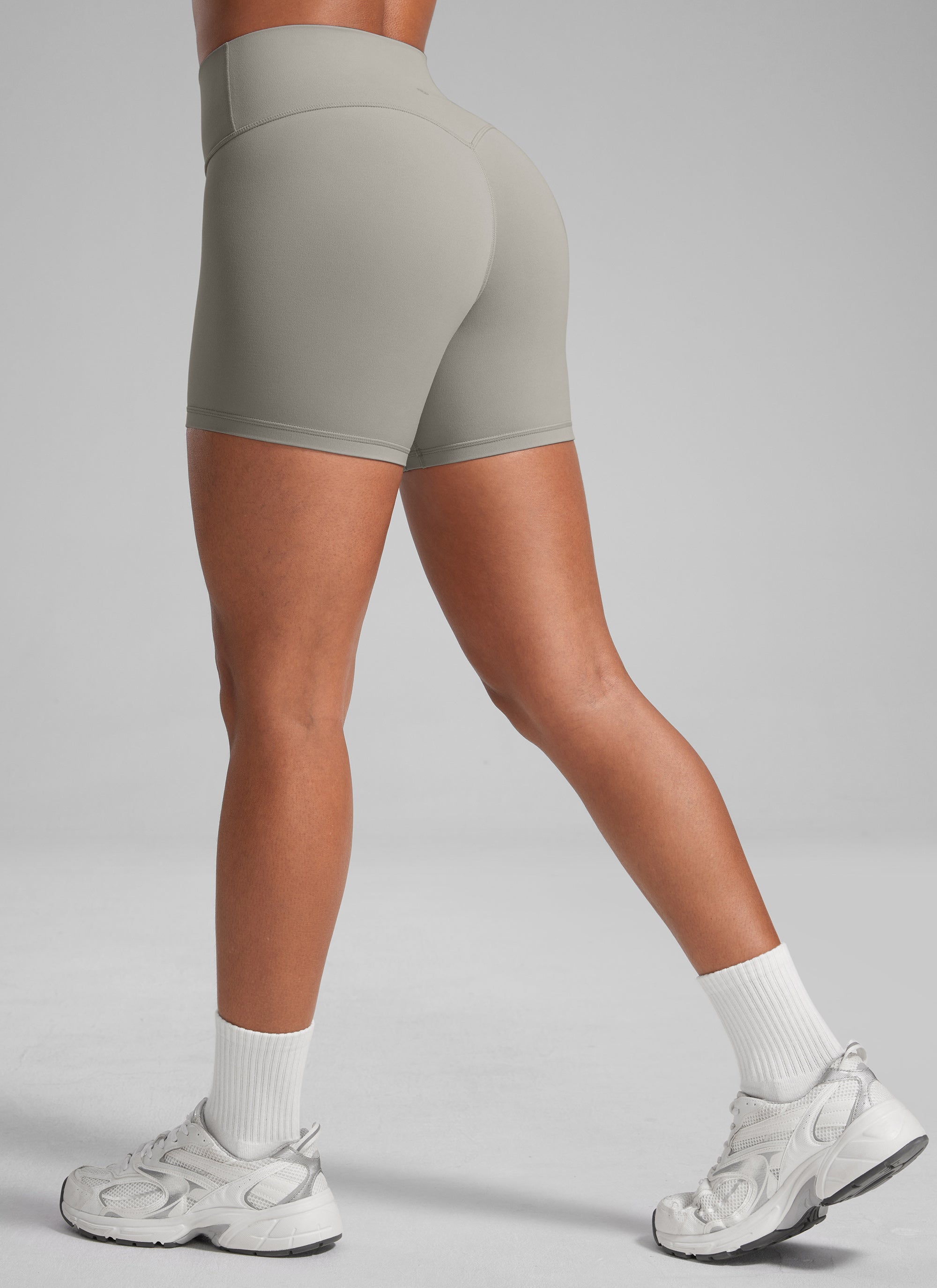 CRZ YOGA Celana Pendek Sepeda Olahraga Wanita " Butterlift " dengan Desain "Scrunch Butt" Warna Rocky Grey