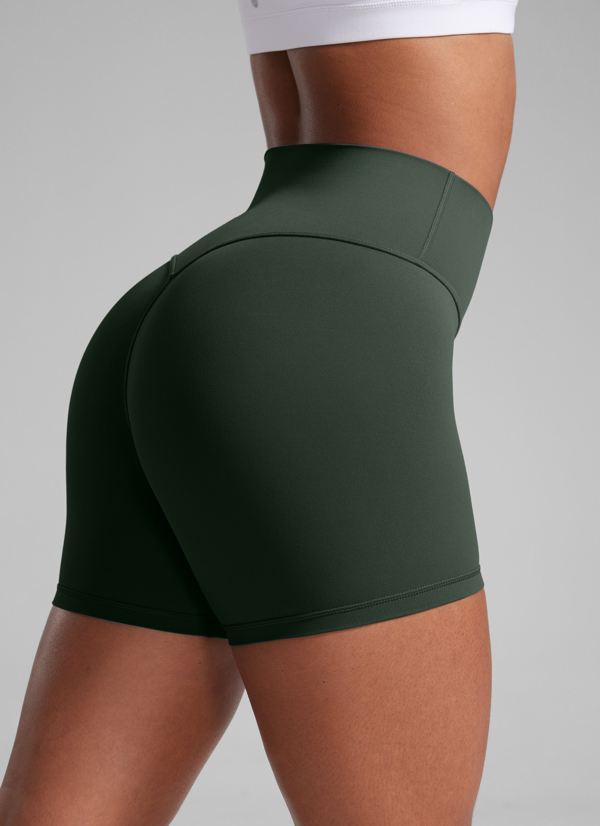 CRZ YOGA Celana Pendek Sepeda Olahraga Wanita " Butterlift " dengan Desain "Scrunch Butt" - Warna Legend Green