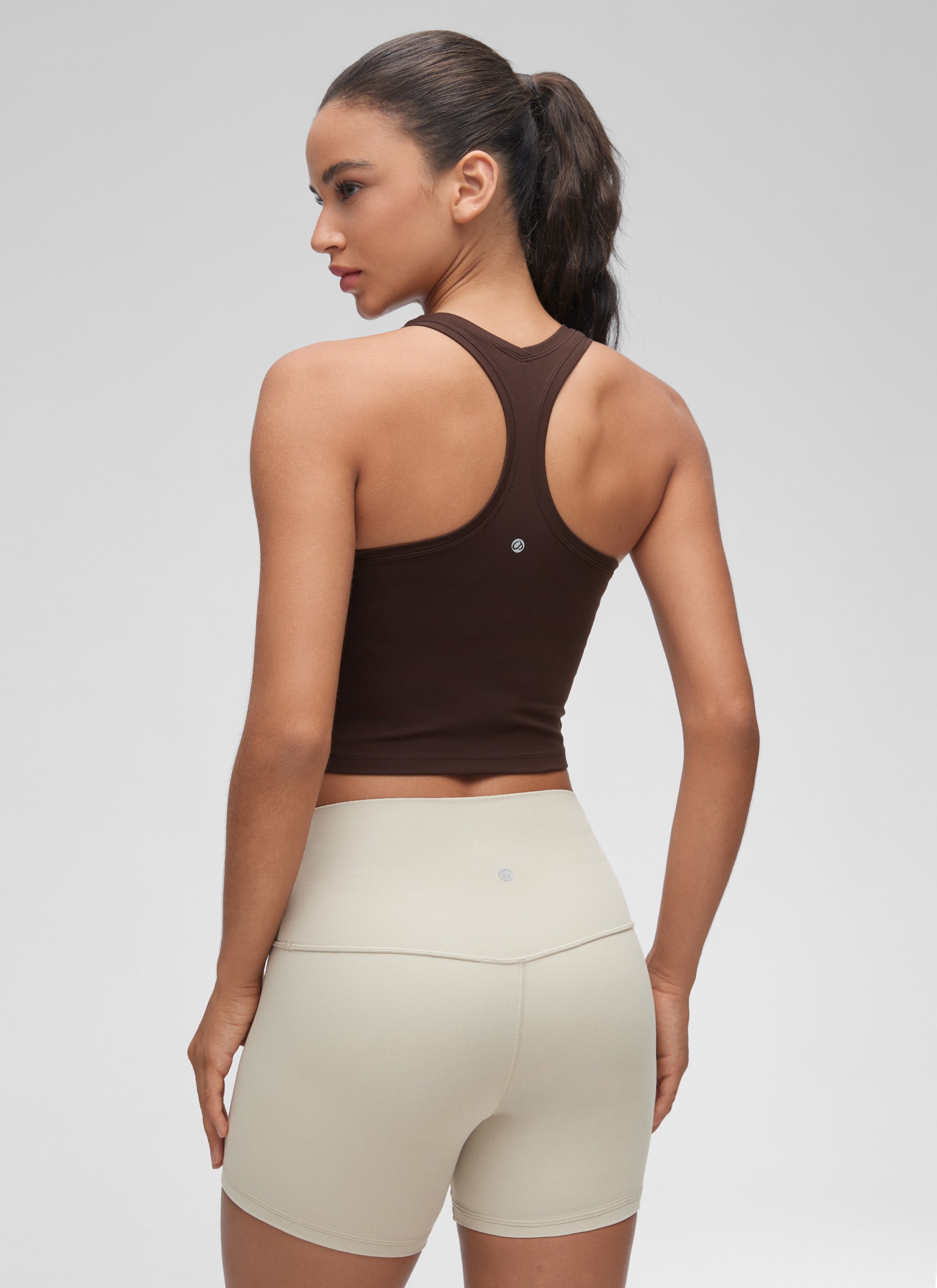 CRZ YOGA Tank Top Yoga Santai Pendek untuk Wanita dengan Leher Bulat dan Punggung Racerback, Motif " Butterluxe ", Warna Hot Fudge Brown