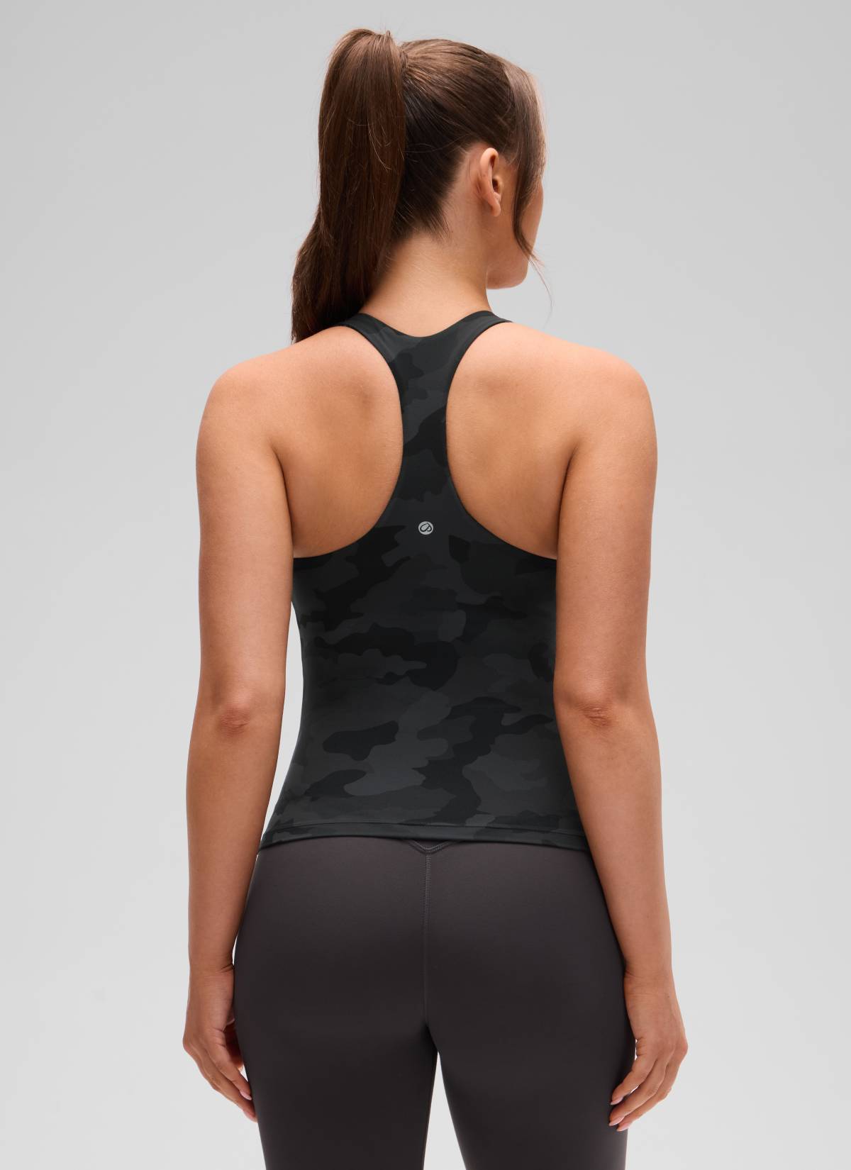 CRZ YOGA Atasan Yoga Wanita Model Ketat Butterluxe Tank Top dengan Bra Terintegrasi, Motif Kamuflase Abu-abu Tua 2