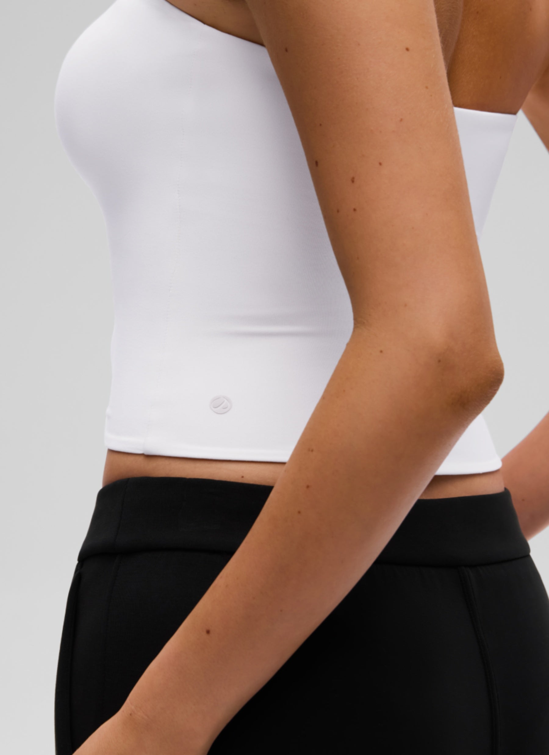 CRZ YOGA Atasan Wanita Kasual dengan Potongan Ketat Tanpa Tali ( Butterluxe ) Warna Putih