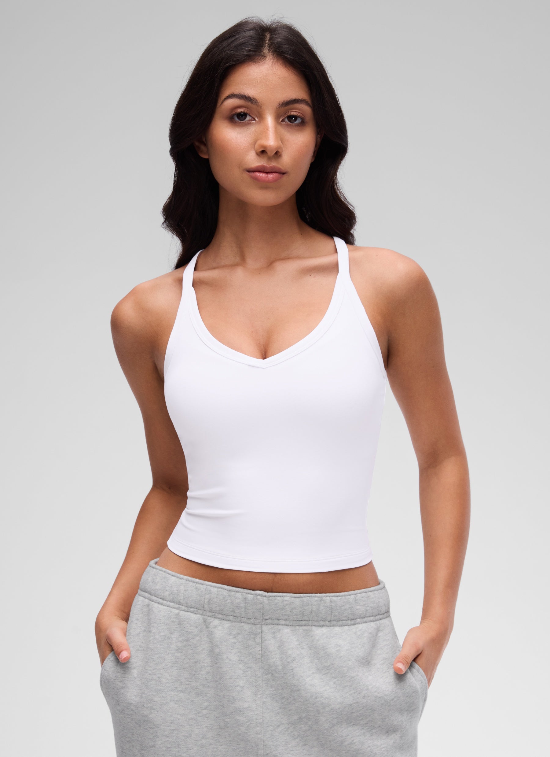 CRZ YOGA Kaos Tanpa Lengan Wanita dengan Leher V dan Punggung Racerback, Berlapis Ganda, Lembut, Motif " Butterluxe ", Warna Putih