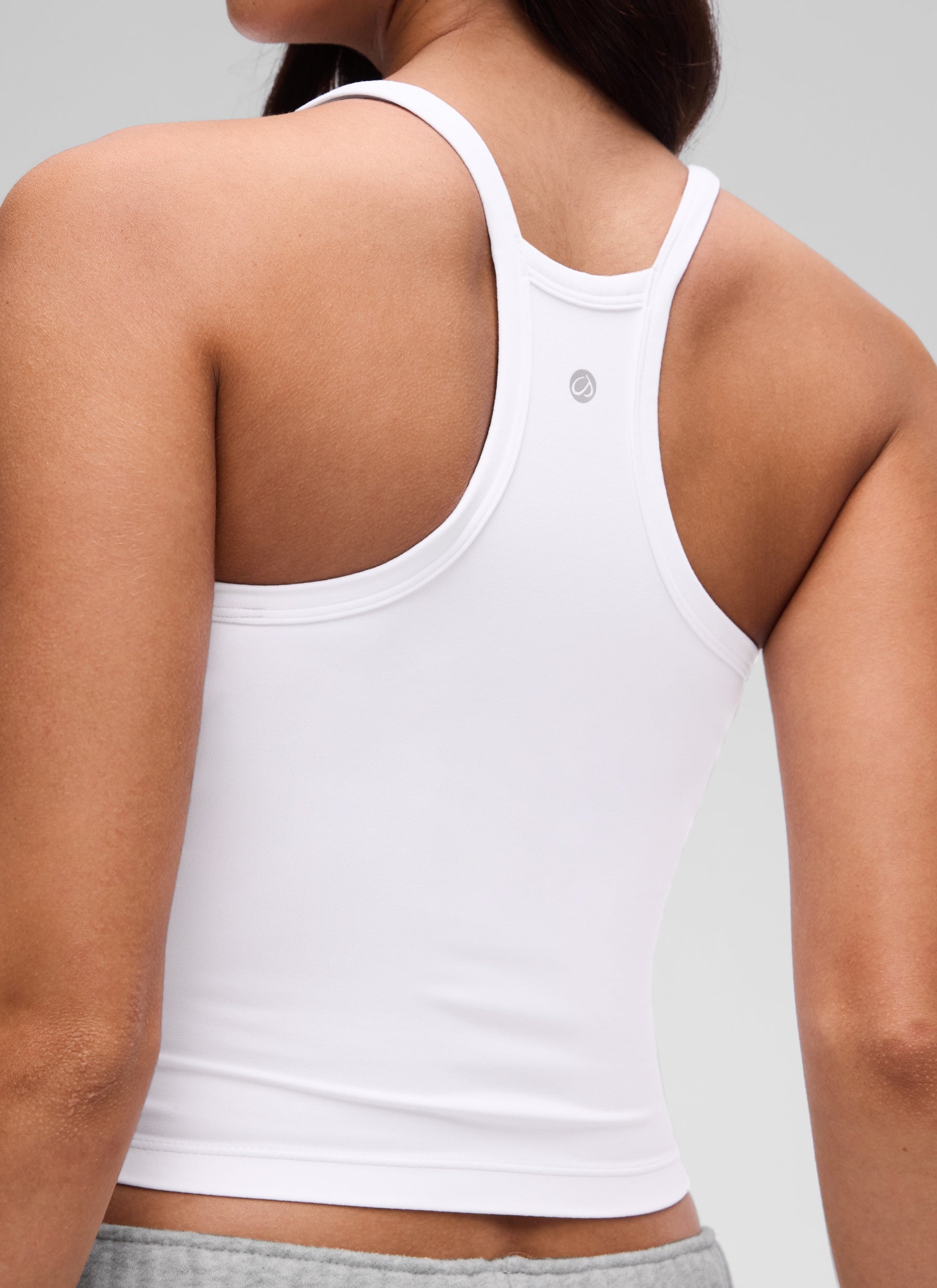 CRZ YOGA Kaos Tanpa Lengan Wanita dengan Leher V dan Punggung Racerback, Berlapis Ganda, Lembut, Motif " Butterluxe ", Warna Putih
