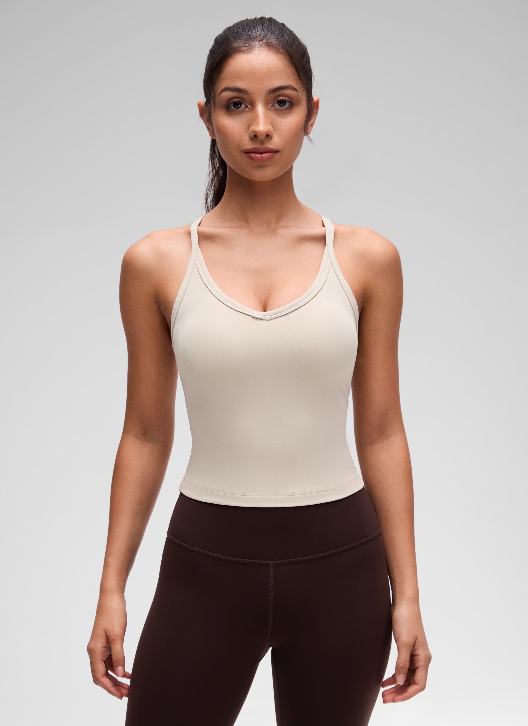 CRZ YOGA Kaos Tanpa Lengan Wanita dengan Leher V dan Punggung Racerback, Berlapis Ganda, Lembut, Motif " Butterluxe ", Warna Mojave Tan
