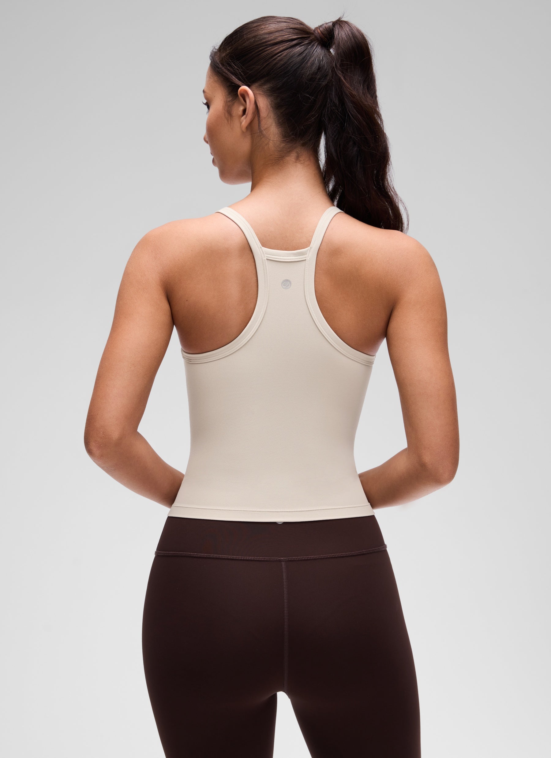 CRZ YOGA Kaos Tanpa Lengan Wanita dengan Leher V dan Punggung Racerback, Berlapis Ganda, Lembut, Motif " Butterluxe ", Warna Mojave Tan
