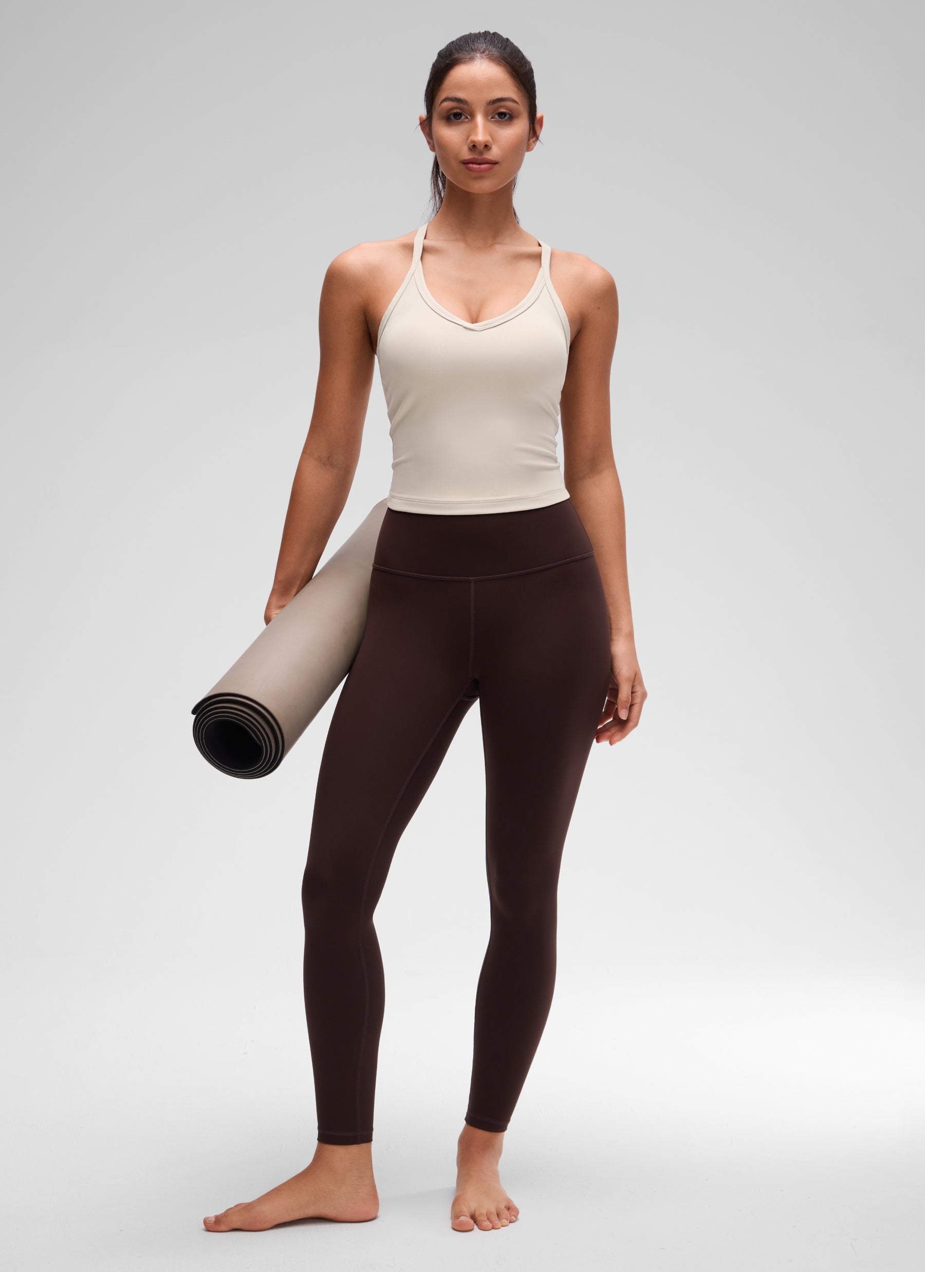 CRZ YOGA Kaos Tanpa Lengan Wanita dengan Leher V dan Punggung Racerback, Berlapis Ganda, Lembut, Motif " Butterluxe ", Warna Mojave Tan