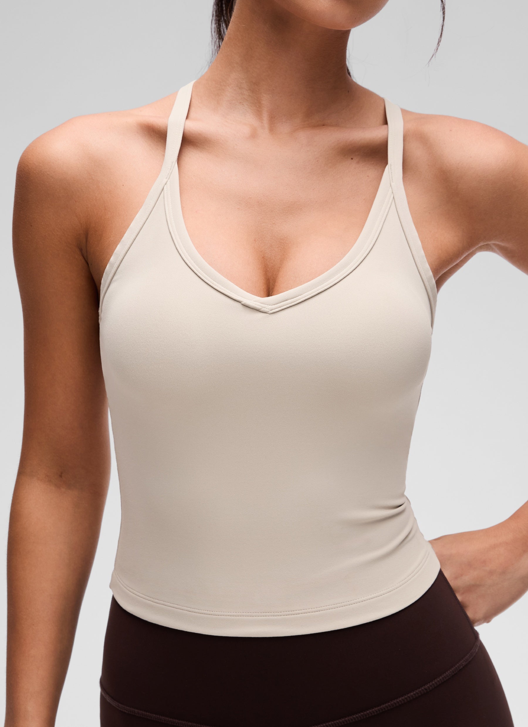 CRZ YOGA Kaos Tanpa Lengan Wanita dengan Leher V dan Punggung Racerback, Berlapis Ganda, Lembut, Motif " Butterluxe ", Warna Mojave Tan