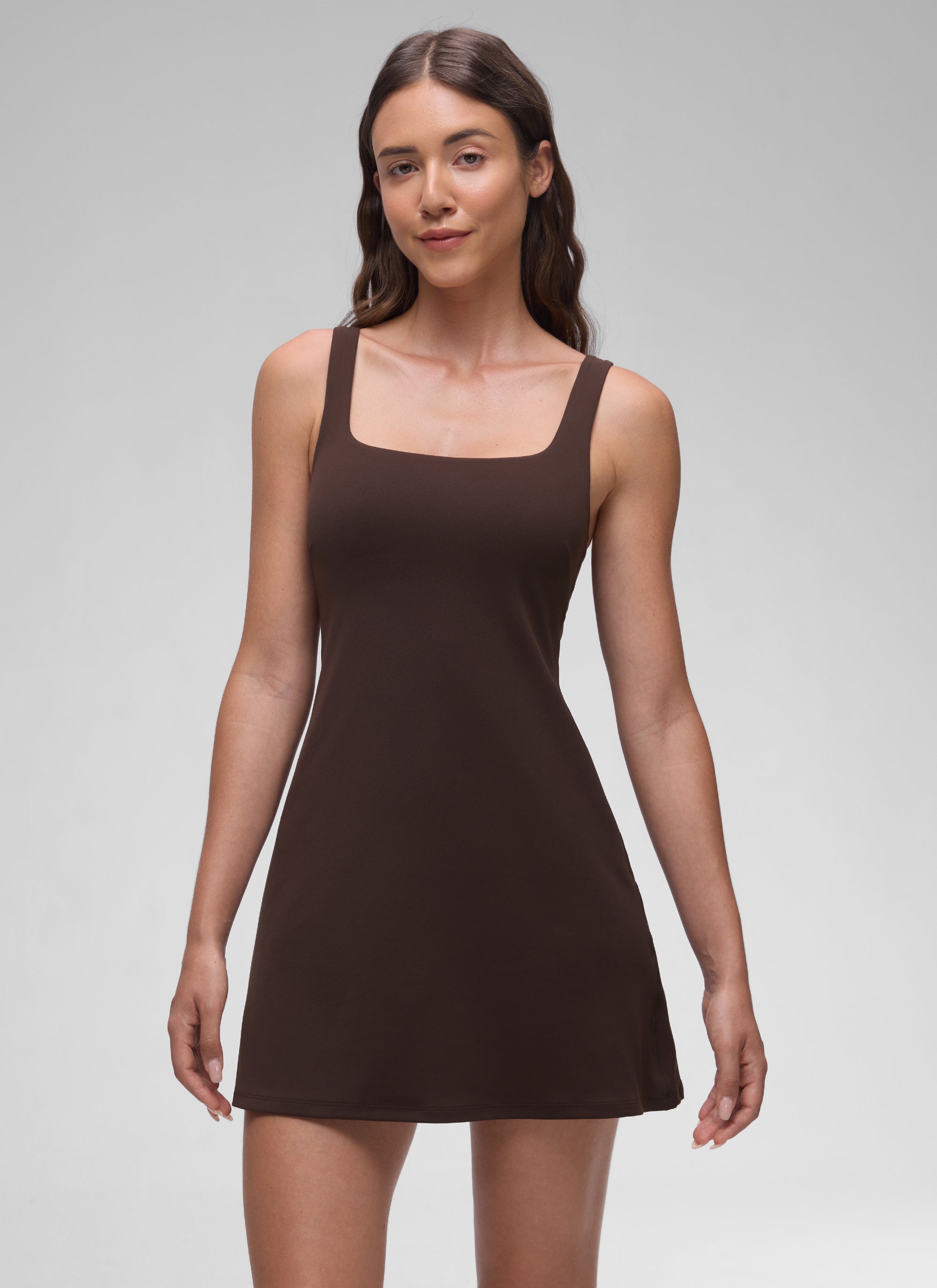 CRZ YOGA Gaun Tenis Wanita dengan Bra Terintegrasi, Leher Persegi, Model " Butterluxe ", Siluet A-line, Warna Hot Fudge Brown