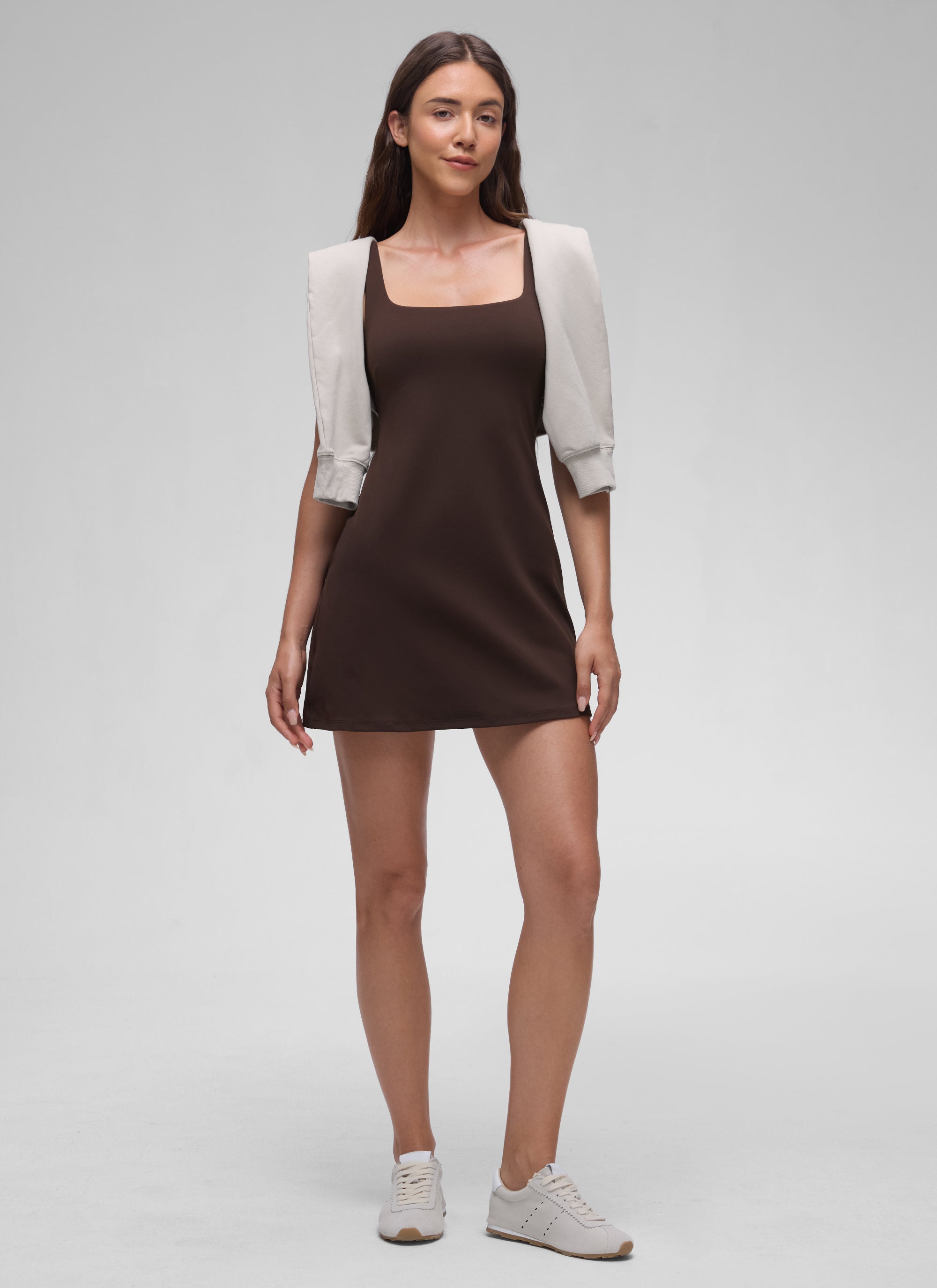 CRZ YOGA Gaun Tenis Wanita dengan Bra Terintegrasi, Leher Persegi, Model " Butterluxe ", Siluet A-line, Warna Hot Fudge Brown