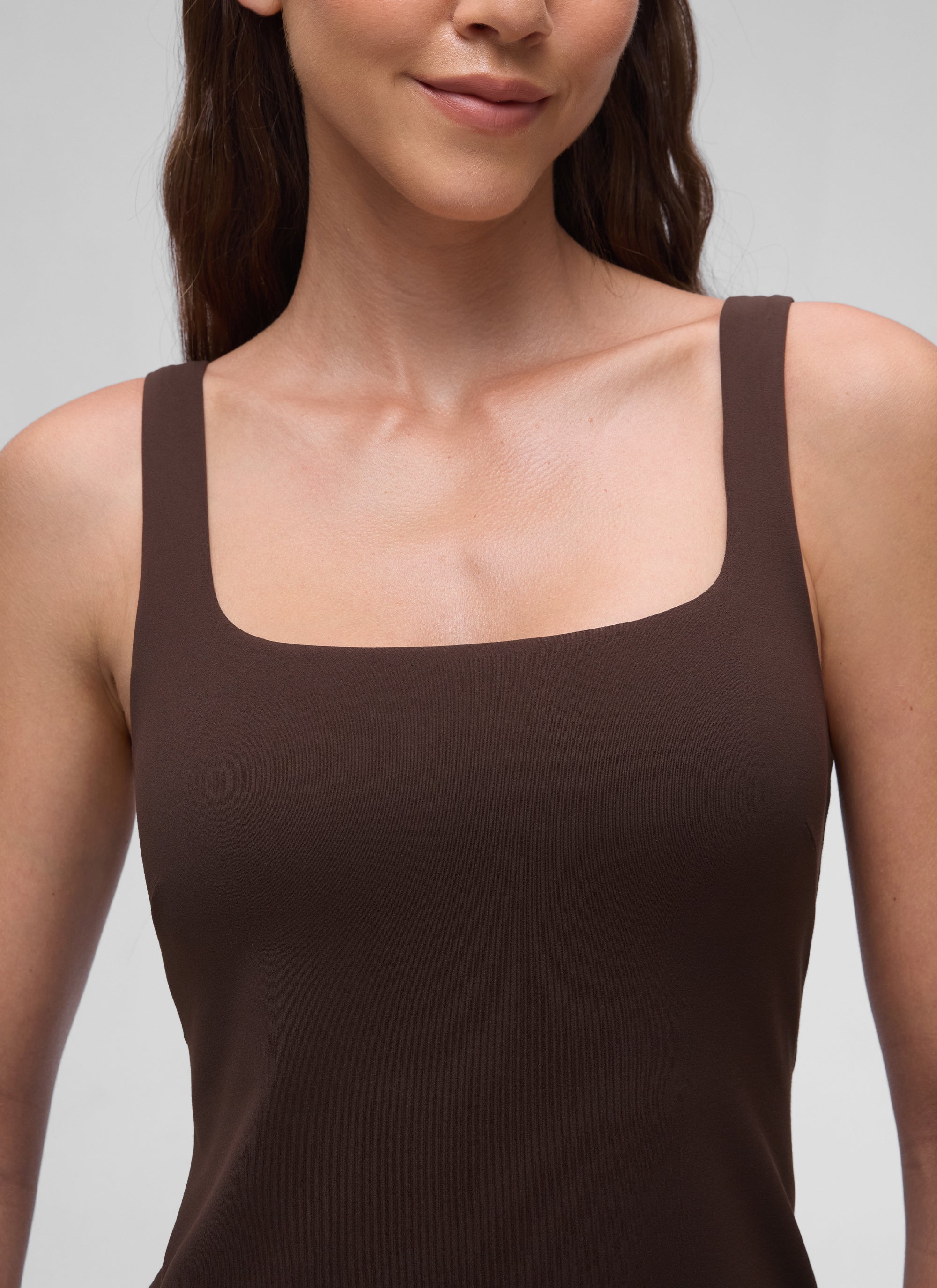 CRZ YOGA Gaun Tenis Wanita dengan Bra Terintegrasi, Leher Persegi, Model " Butterluxe ", Siluet A-line, Warna Hot Fudge Brown